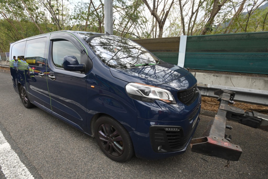 被拖走的壞車。