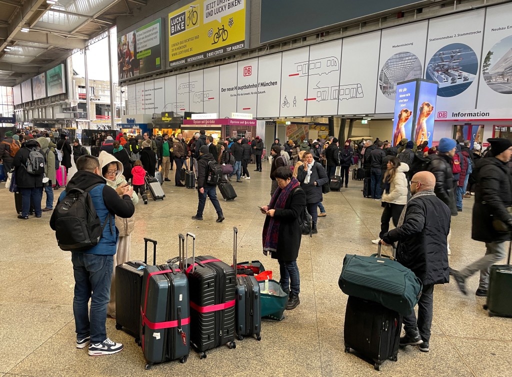 慕尼黑周六（2日）原定的760架航班全部取消，不少旅客要滞留机场。路透社
