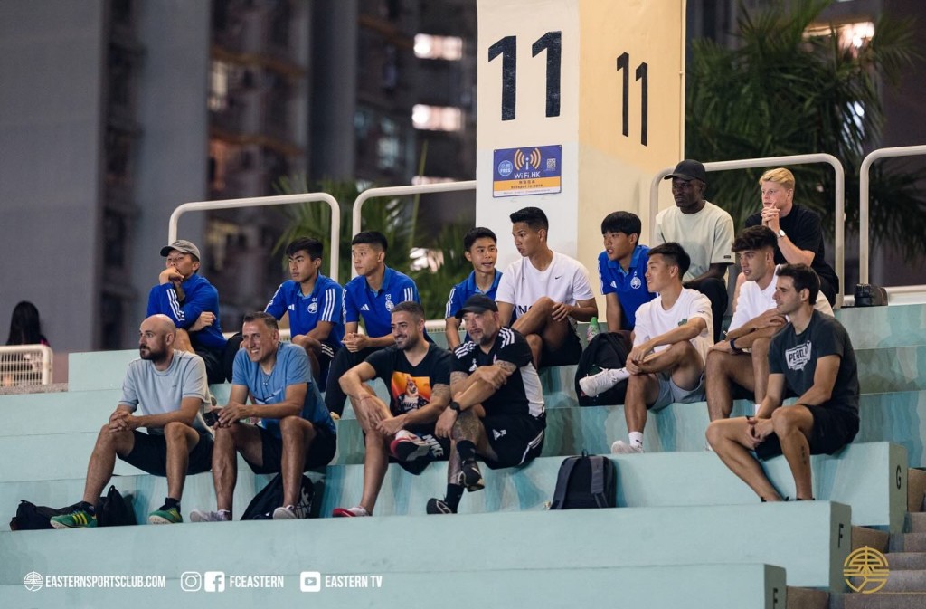 东方U18勇夺超青联U18组别冠军，一队职球员前来支持。 东方足球队图片