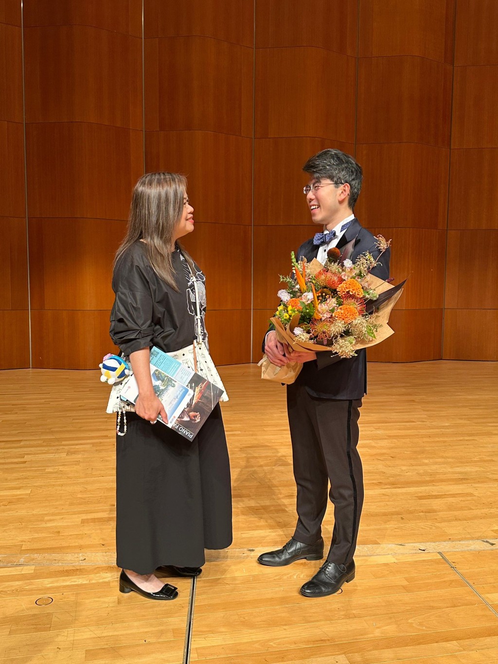 她指沈靖韜細聽之下演奏也非常細膩，敏銳感性兼備，肯定前途無可限量。羅淑佩FB圖片
