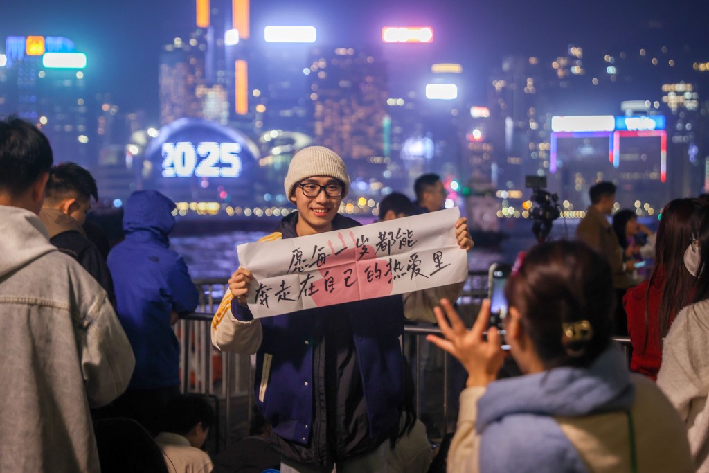 旅客和維港夜景合照。何家豪攝