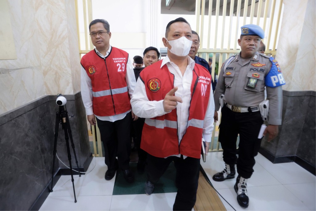 印尼球场人踩人惨剧，涉事主场球会阿雷马（Arema FC）主席哈里斯（Abdul Haris，左）及球会保安主管苏特里斯诺 （Suko Sutrisno，中）到法庭听取判刑。 美联社