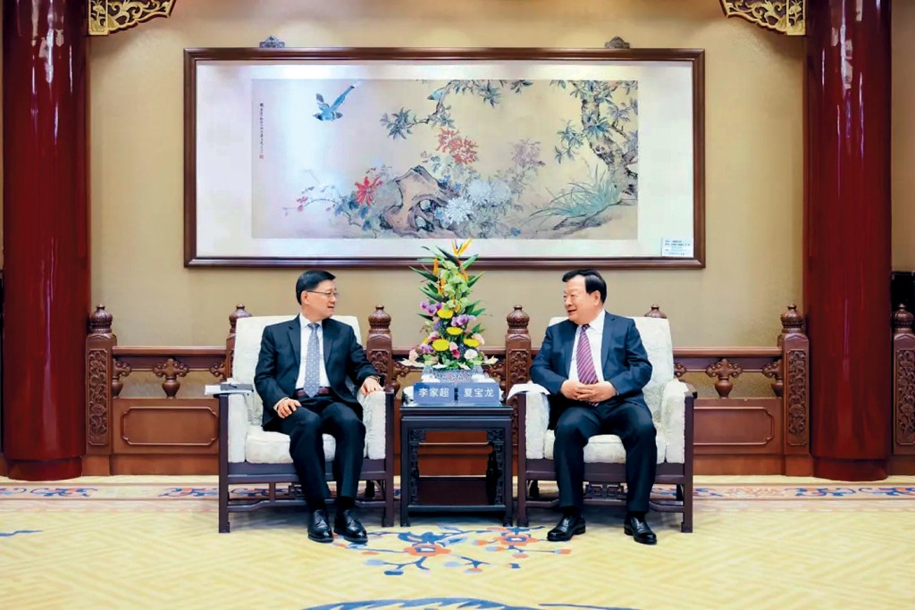 港澳辦主任夏寶龍(右)會見行政長官李家超。