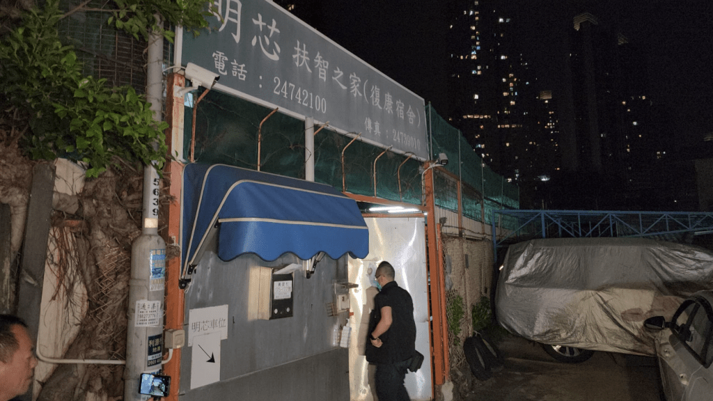 深夜時份,有便裝警員與鑑證科人員到場,進入院舍之內進行搜證及調查。黎志偉攝 深夜時份,有便裝警員與鑑證科人員到場,進入院舍之內進行搜證及調查。黎志偉攝