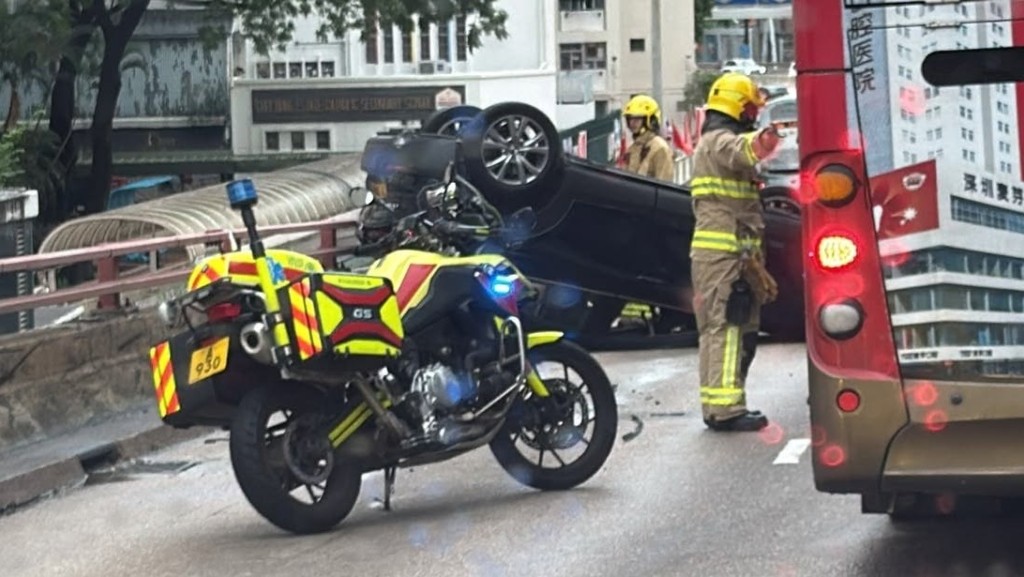 龍翔道天橋私家車撞壆反肚，女司機一度被困。fb香港公共交通智庫圖片