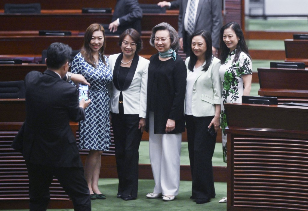 女議員與女官員合照留念。蘇正謙攝