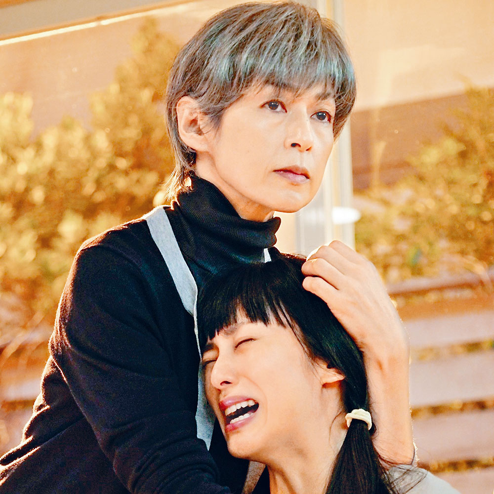 於新劇《35歲的女少》中，鈴木以白髮老妝演出。