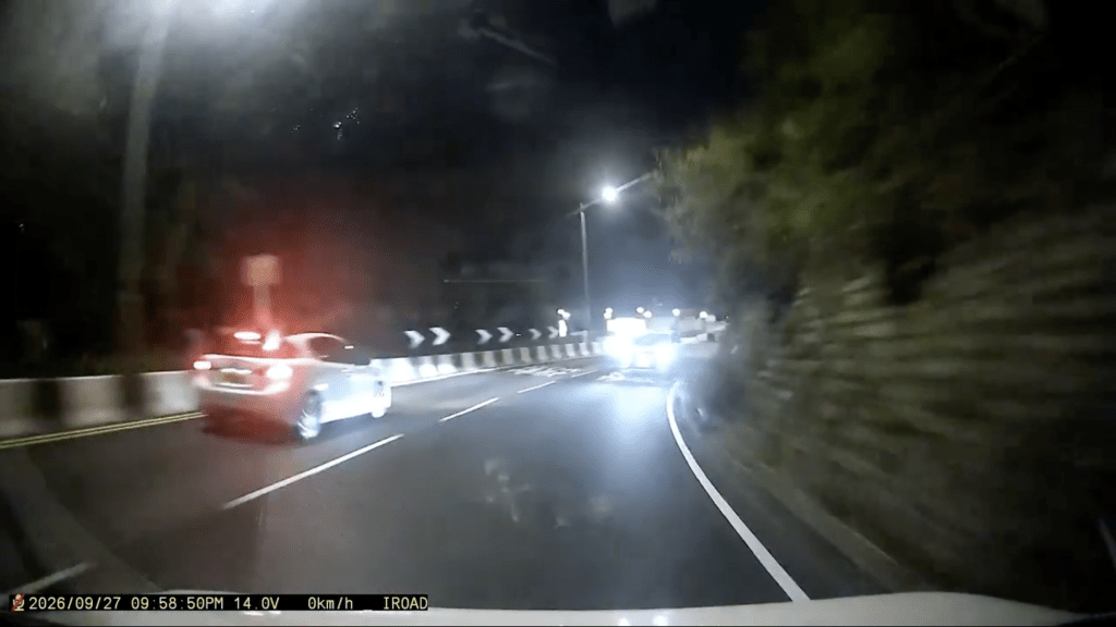 前方突然有一輛七人車懷疑逆線駛近。Facebook 車cam L（香港群組）影片截圖