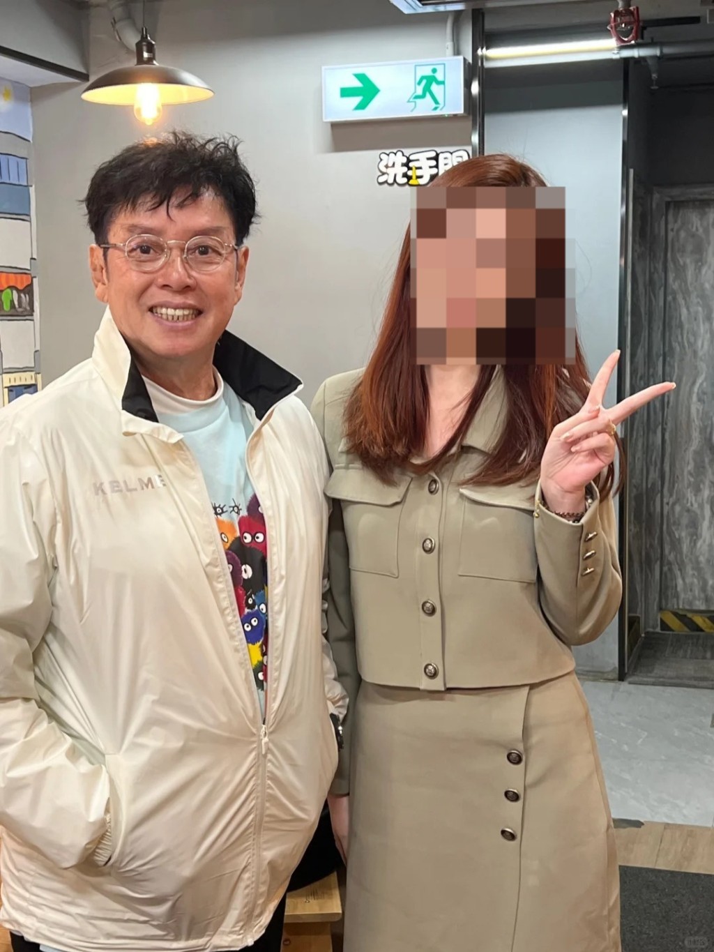 最近,有网民在小红书上分享了一张在街坊食店偶遇谭咏麟的合照,有网民留意到二人身后就是厕所。