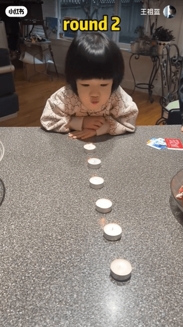3歲細女Hayley出盡奶力吹熄蠟燭。