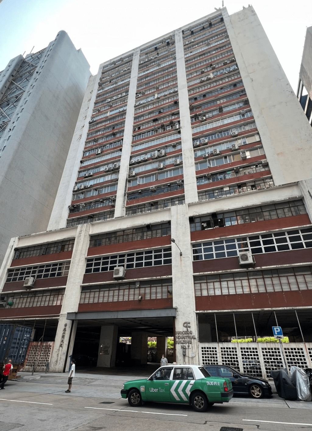怡成工业大厦中层全层出售,建筑面积约12000方呎,意向价1680万,每呎仅约1400元。 怡成工业大厦中层全层出售,建筑面积约12000方呎,意向价1680万,每呎仅约1400元。