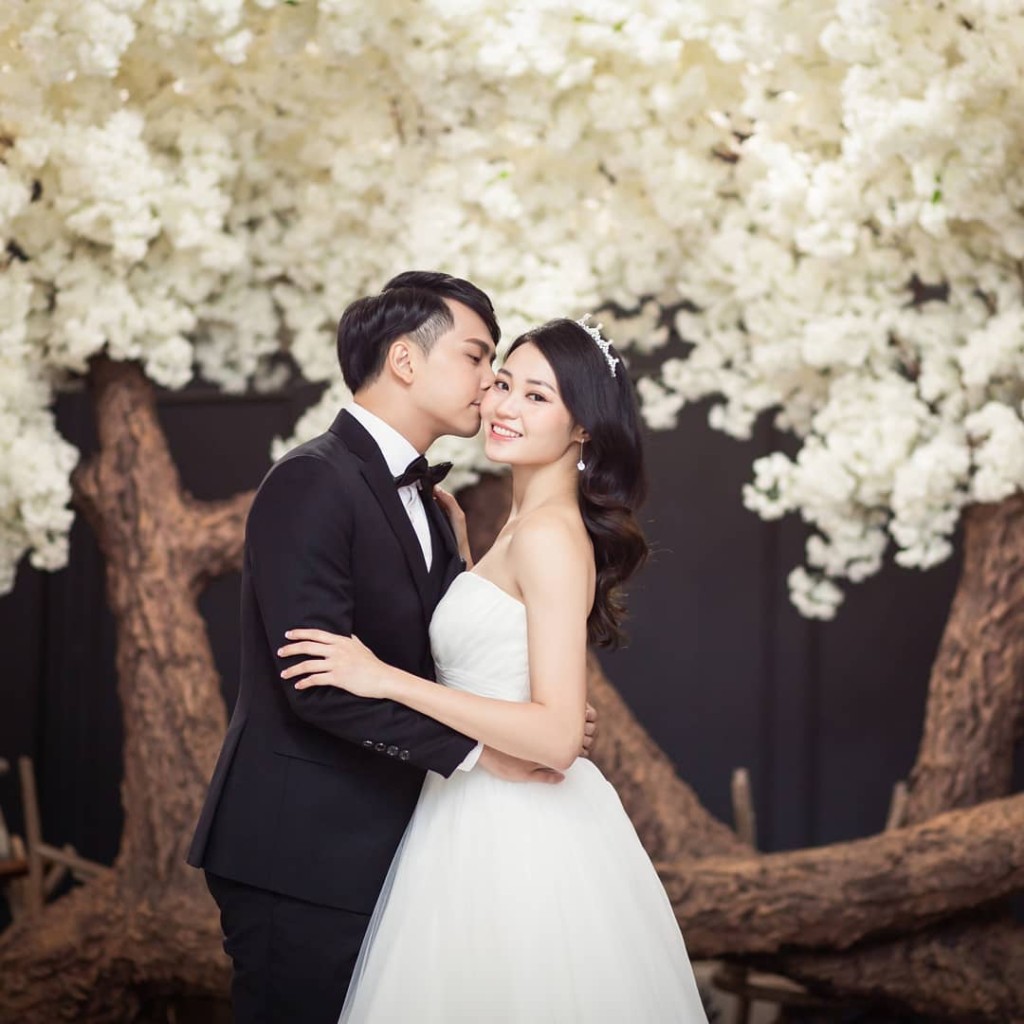 何佩珉2019年嫁给工程师男朋友曾逸之。