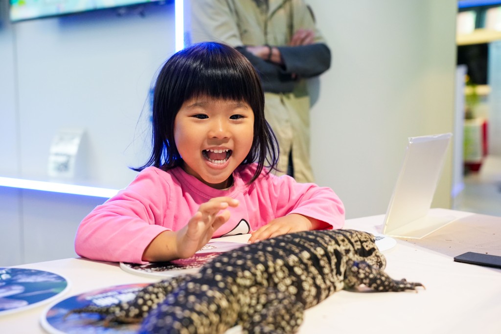 「生物多樣性 ‧ 零碳生活市集」讓公眾有機會近距離接觸多款動物,深化對大自然的認識。 「生物多樣性 ‧ 零碳生活市集」讓公眾有機會近距離接觸多款動物,深化對大自然的認識。