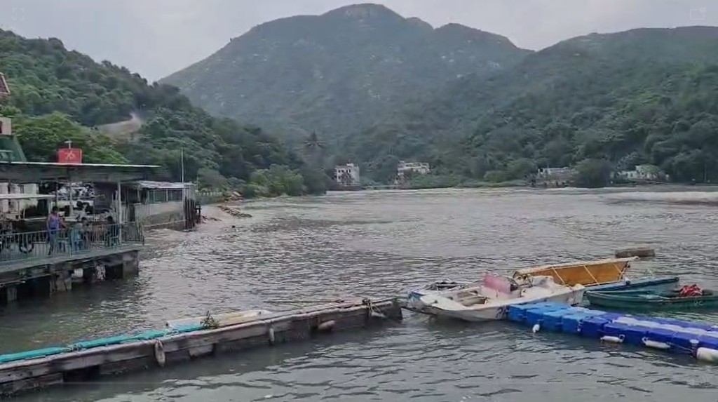 市民拍得索罟灣水位上升。讀者提供圖片