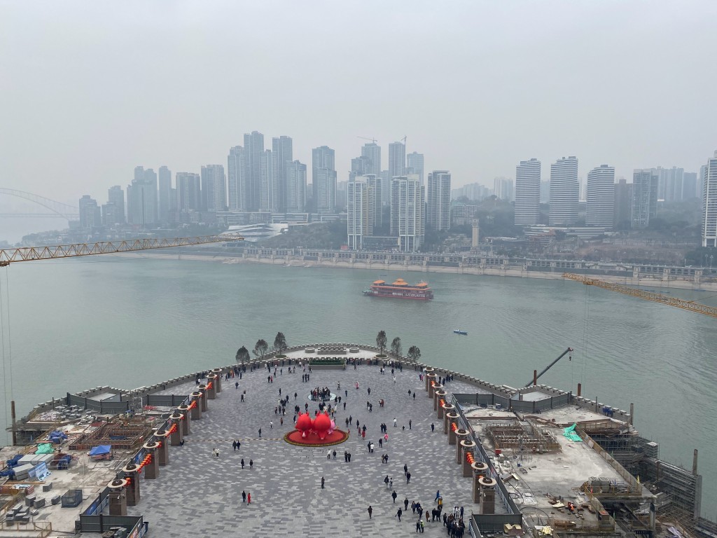 重庆地标朝天门广场重开，被批城墙过高，令游客不能看到江景。微博