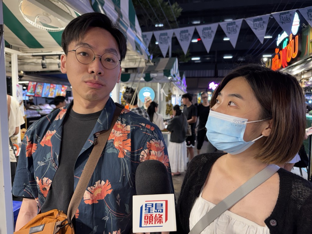 港人鍾先生和陳小姐表示曼谷的夜市較香港的熱鬧不少、價錢也較平。