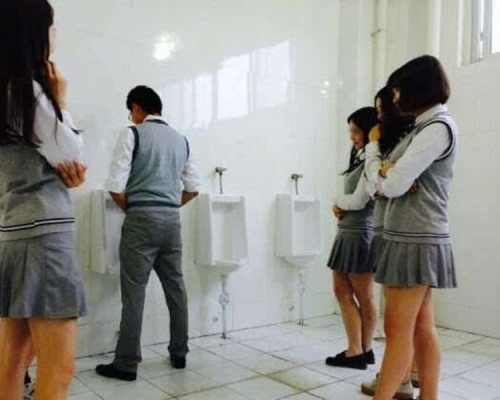 內地女大學生發揮創意,到男廁影畢業相「掏鳥」甜笑。網上圖片