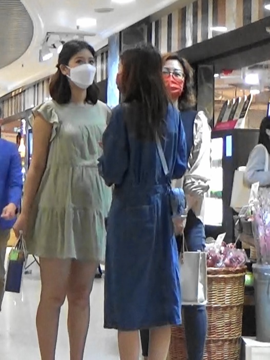 身高174cm、穿娃娃裝的Jennifer拎住袋朱古力威化,企喺超市門外同家人邊吹水邊等老公。