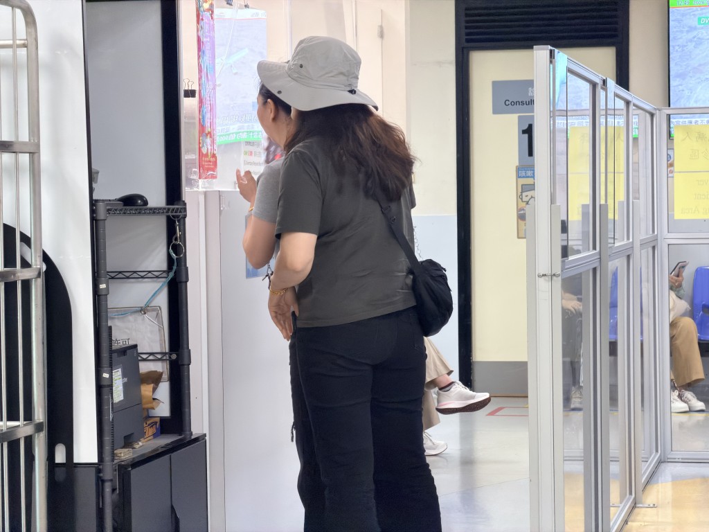 事主的親友到醫院了解事件。梁國峰攝 事主的親友到醫院了解事件。梁國峰攝