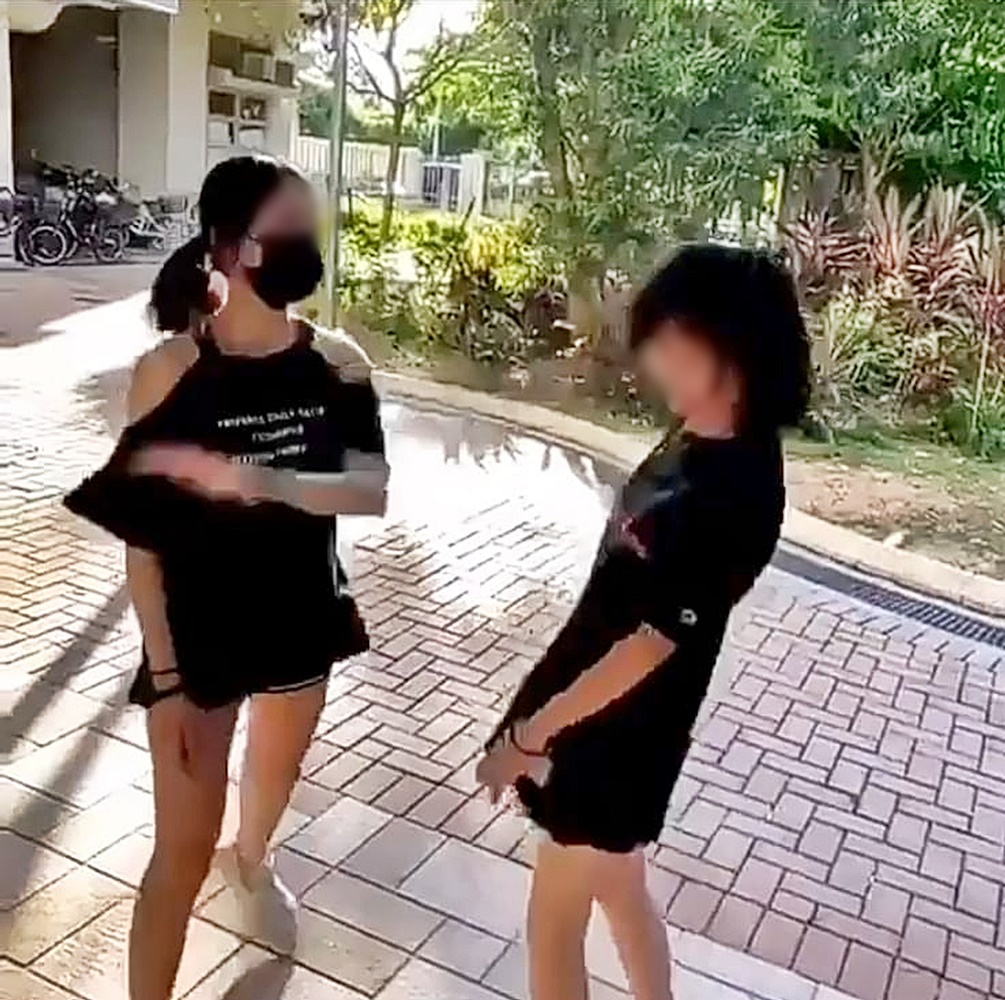 少女被另一女子掌摑。網上圖片