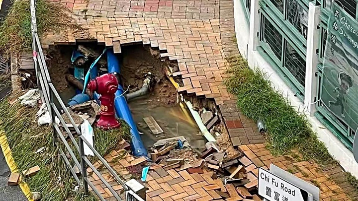 薄扶林置富道行人路出現路陷。fb：張偉楠