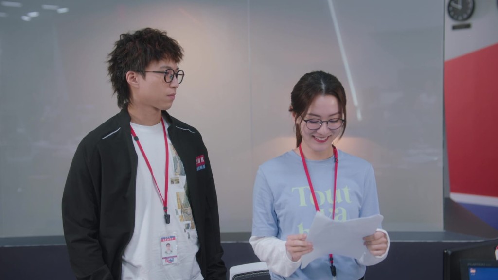 王敏奕在《新聞女王》演熱血新丁,與吳業坤進入火場採訪,《新聞女王2》兩人做CP。 王敏奕在《新聞女王》演熱血新丁,與吳業坤進入火場採訪,《新聞女王2》兩人做CP。