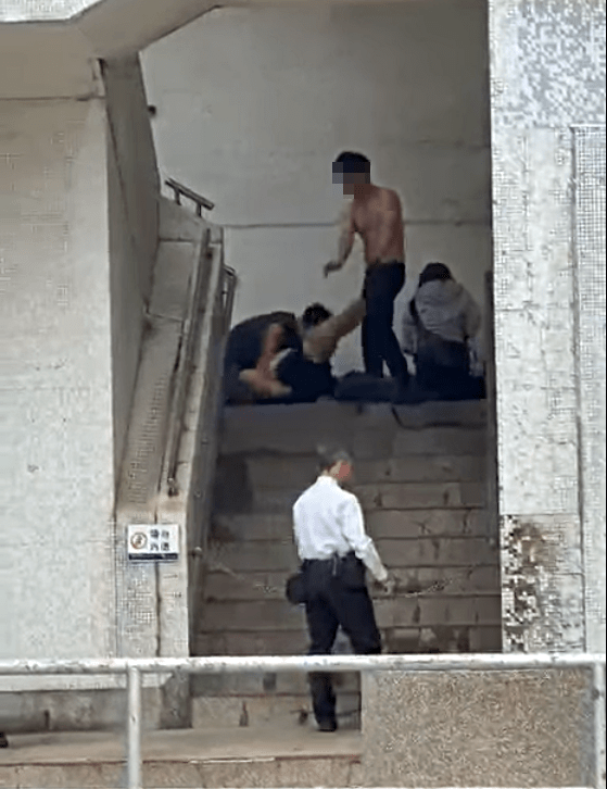 一名男子被人按在地上。網圖