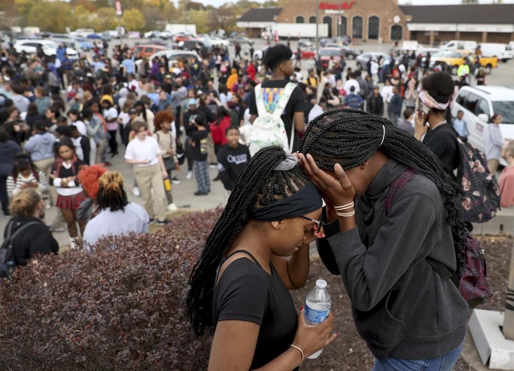 聖路易斯市發生校園槍擊案後，學生們在痛哭。AP