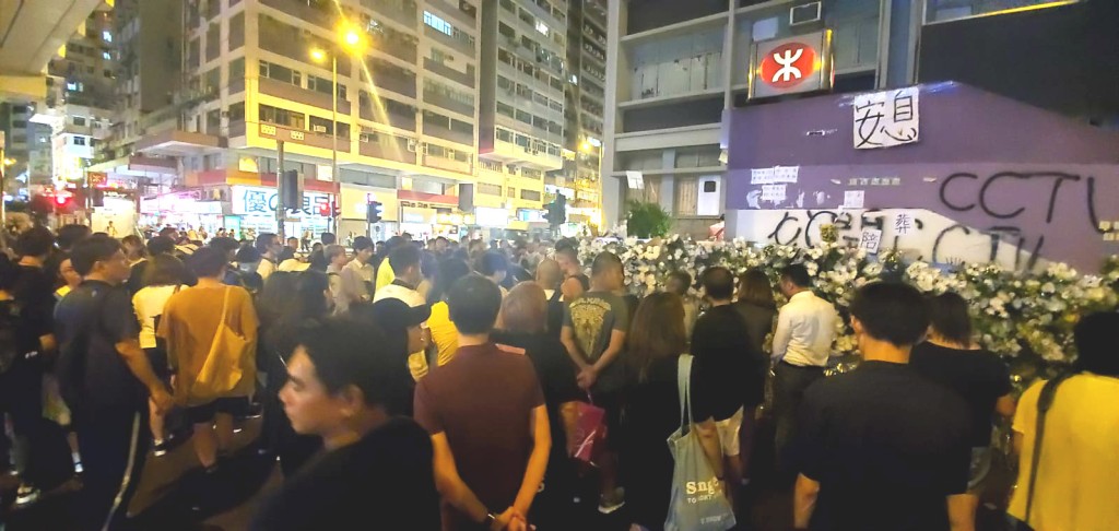 太子站外繼續有人群聚集。