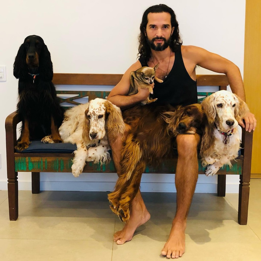 馬查度家中養有8隻愛犬，他亦不時分享狗狗的照片。