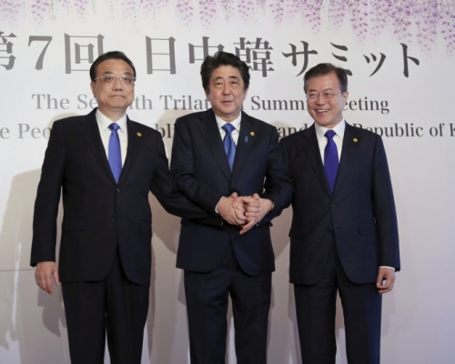 中日韩领导人会议今早在东京举行，中国总理李克强（左）、日本首相安倍晋三（中）、南韩总统文在寅（右）。AP