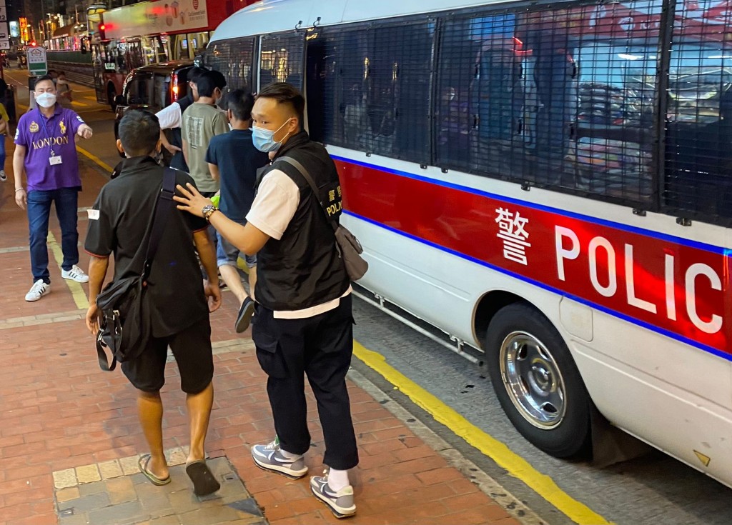 警方進行反非法賭博行動帶走涉案人士。