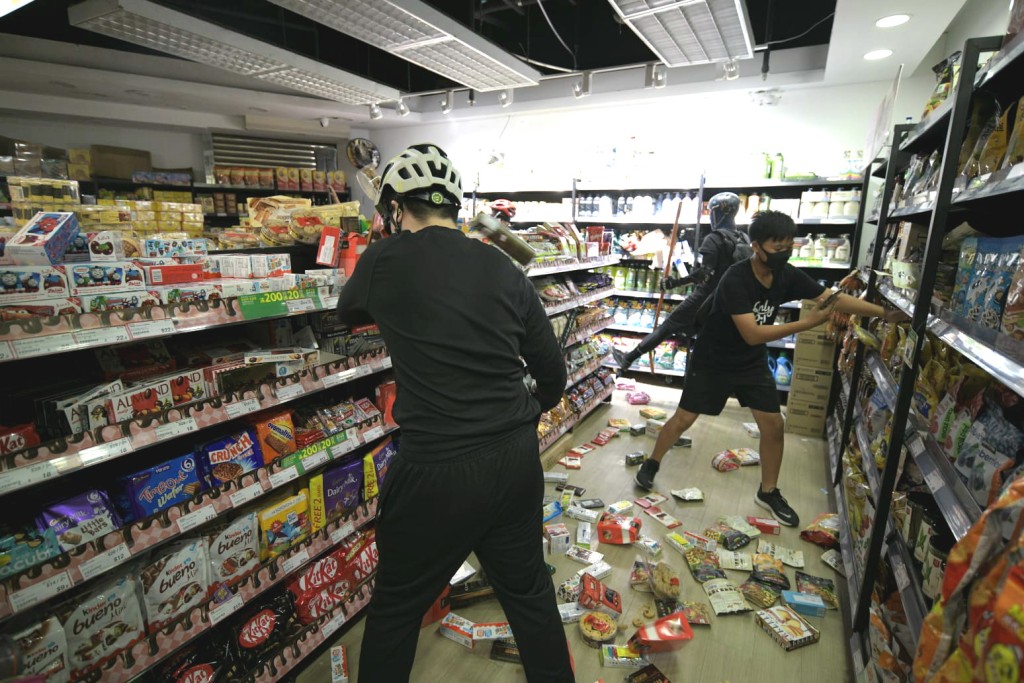 電郵附上其他大肆破壞商店的片段。資料圖片