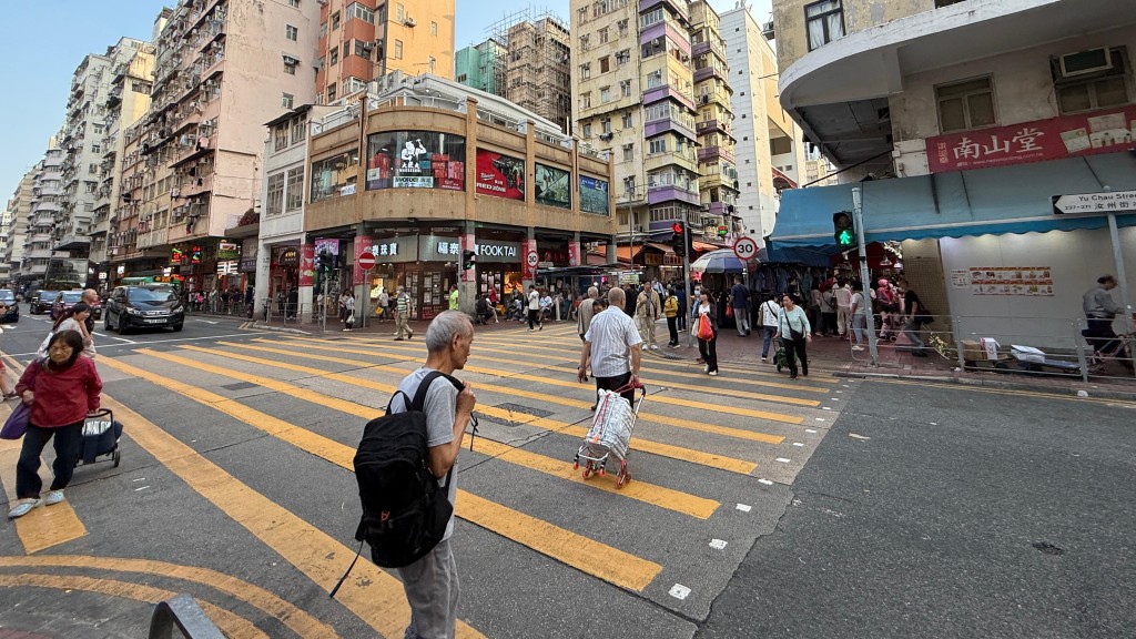 深水埗鬧市男子疑遭非法禁錮 大叫救命後被押上車離去。黃文威攝