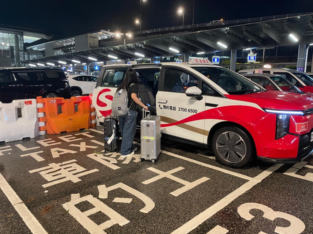 圖示車隊的士於機場的車隊的士停車處接載乘客,協助疏導早前颱風襲港後的客流。(政府新聞處) 圖示車隊的士於機場的車隊的士停車處接載乘客,協助疏導早前颱風襲港後的客流。(政府新聞處)