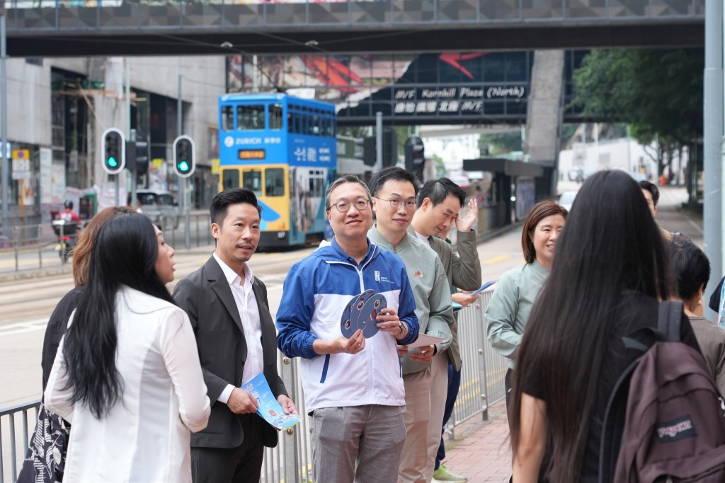 林定國在太古康怡廣場附近呼籲市民於立法會選舉投票日踴躍投票。林定國FB圖片 林定國在太古康怡廣場附近呼籲市民於立法會選舉投票日踴躍投票。林定國FB圖片