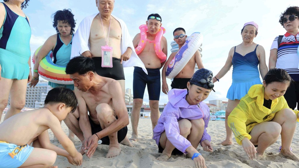 北韓開發旅遊業,元山葛麻海灘度假村開幕,國內遊客率先試玩。 美聯社 北韓開發旅遊業,元山葛麻海灘度假村開幕,國內遊客率先試玩。 美聯社