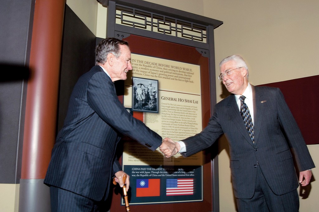 美國德州太平洋戰爭國家博物館為何世禮成立紀念館，由前總統老布殊（左）與何世禮的兒子何鴻毅揭幕。 資料圖片
