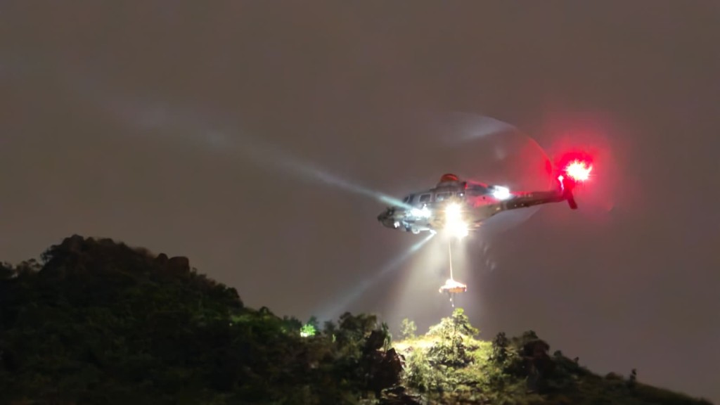 直升機將傷者救起,再送往醫院搶救。黃文威攝 直升機將傷者救起,再送往醫院搶救。黃文威攝