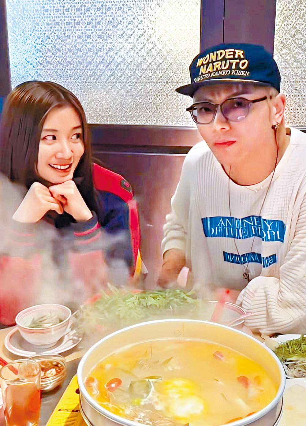 193孖Candy含情脉脉地合唱自己的最新情歌《你的名字 我的圣诗》。