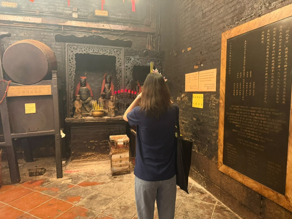 應屆畢業生王小姐表示,因已求職多月仍未能找到工作,故前來拜神祈求心安。 應屆畢業生王小姐表示,因已求職多月仍未能找到工作,故前來拜神祈求心安。