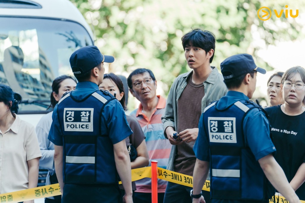尹鈞相在《玫瑰公寓》再一次飾演刑警。