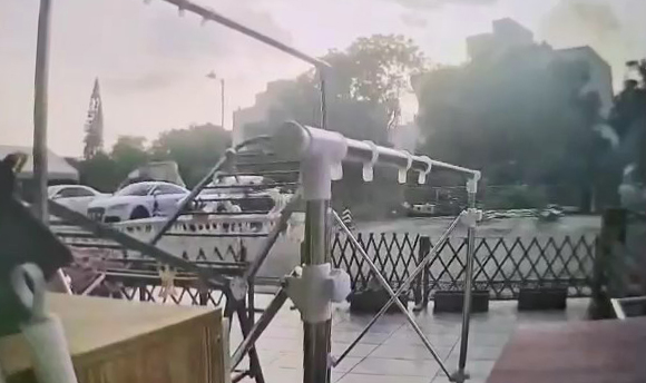 涉事私家車停泊在胡屋村露天停車場。街坊提供 涉事私家車停泊在胡屋村露天停車場。街坊提供