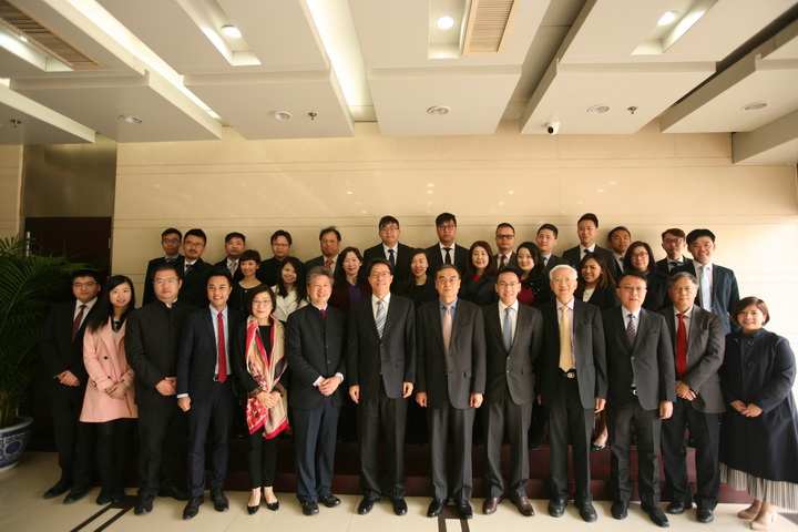港澳辦主任張曉明、副主任馮巍會見由湯家驊率領的民主思路訪京團。港澳辦圖片