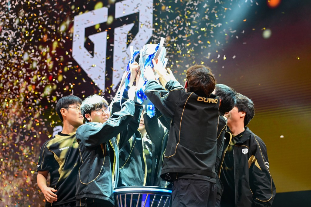 最终由Gen.G在香港捧起LCK CUP冠军奖杯。摄影：魏国谦