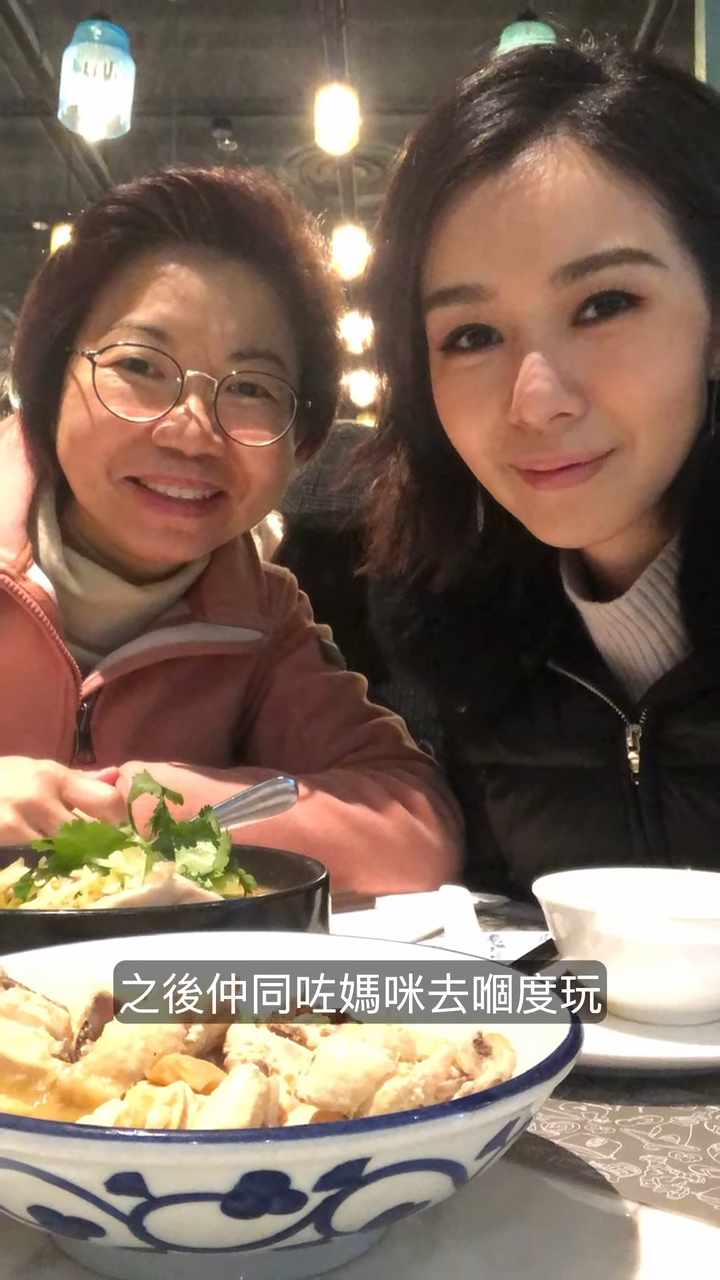 最终麦明诗决定改期与妈咪继续行程。