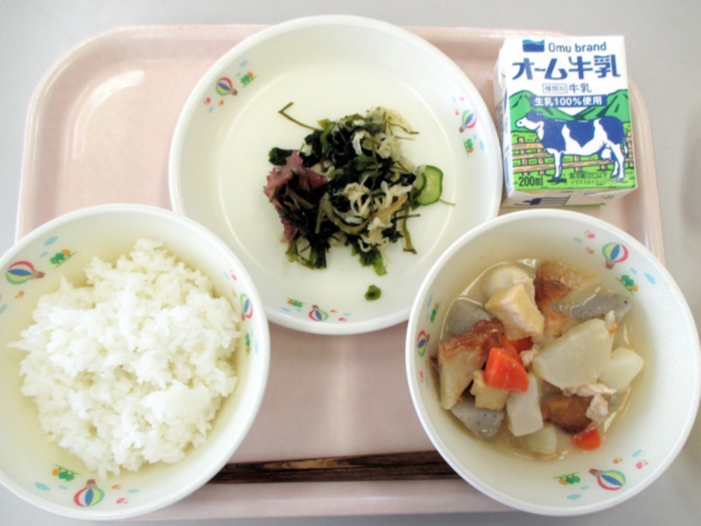 事发当天营养午餐包括牛奶、白饭、海藻沙律和关东煮，鹌鹑蛋在关东煮里。福冈县美山市