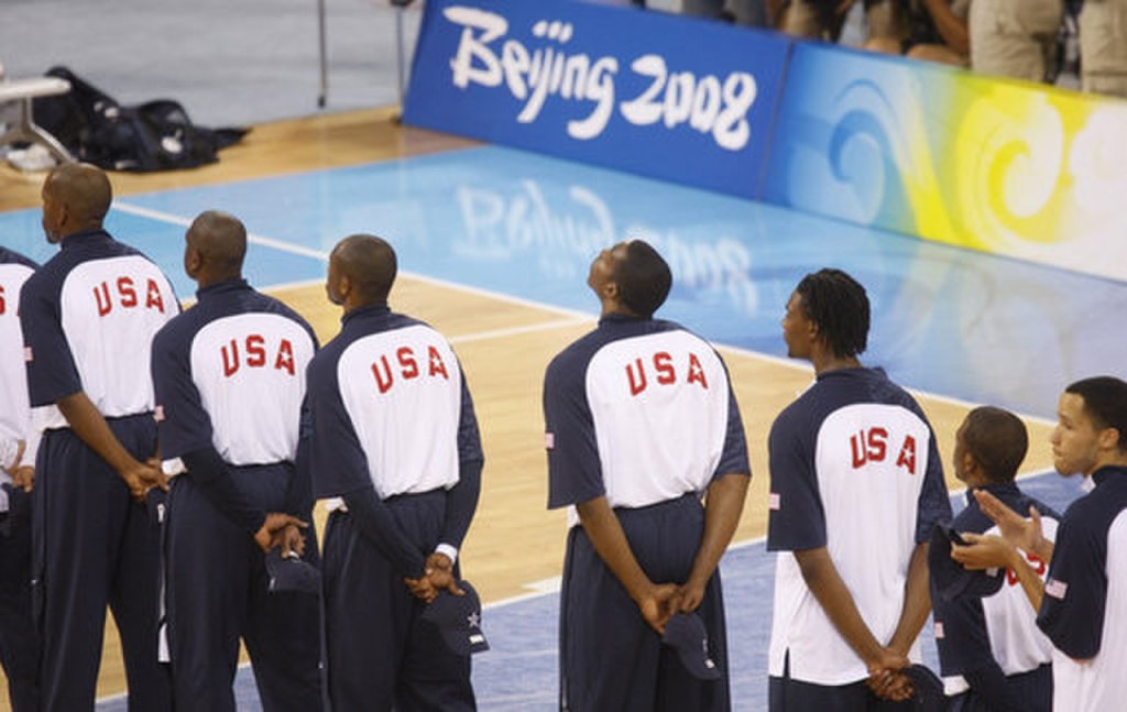 经历2004年雅典奥运的失败，2008年的美国男篮展开救赎之旅。