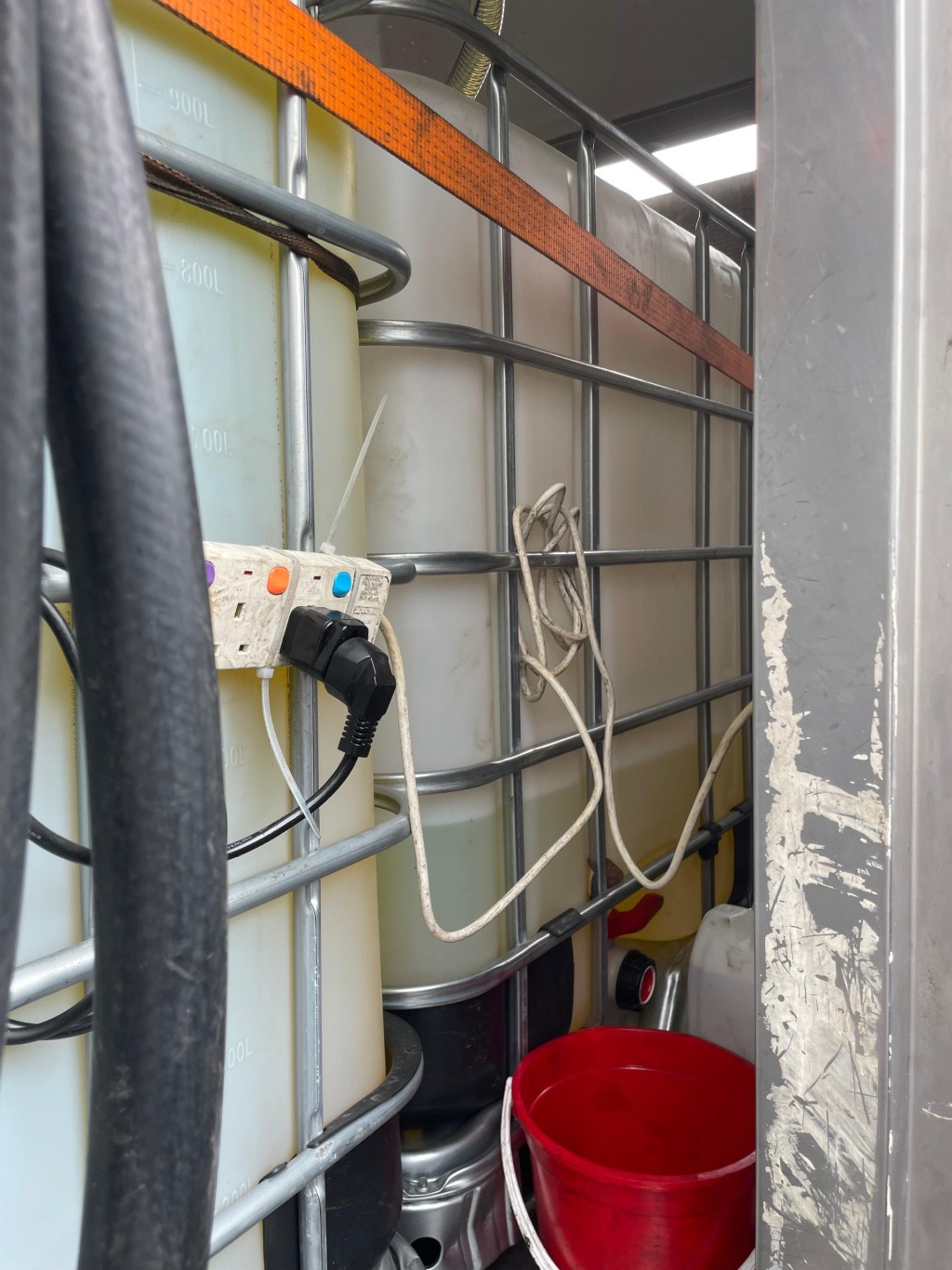 消防搗破非法加油站。