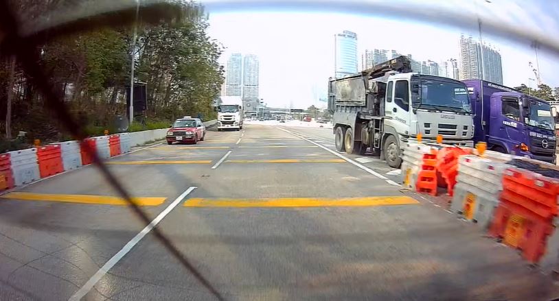 夾斗車強行揳位。fb 車cam L（香港群組）  Yuk Wong
